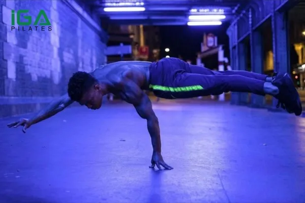 One Arm Planche là một kỹ thuật khó nên rất cẩn thận khi tập luyện