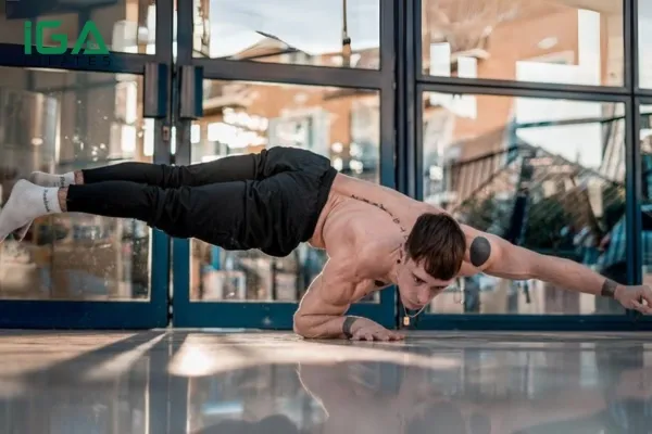 One Arm Planche - một bài tập nâng cao đòi hỏi rất nhiều kỹ thuật và sức khỏe