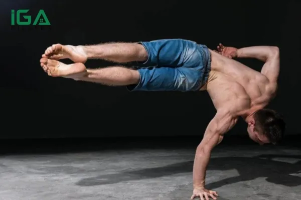 One Arm Planche yêu cầu giữ cơ thể song song với mặt đất và phải có một độ cong tối thiểu sang một bên