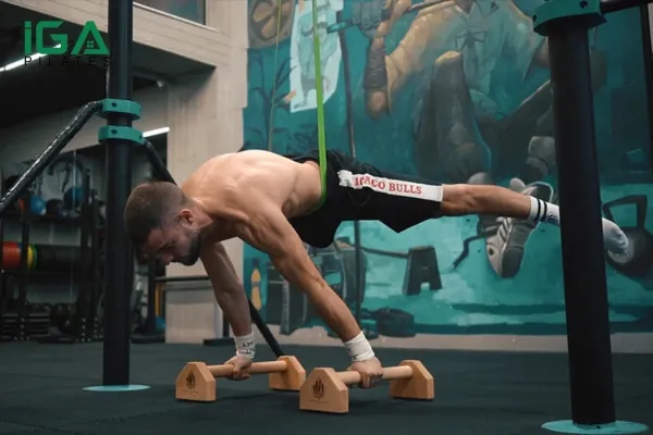 Lúc bắt đầu tập One Arm Planche, bạn có thể nhờ vào sự hỗ trợ từ các vật dụng như dây kháng lực