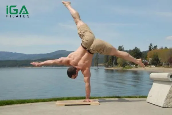 Tập One Arm Handstand để hỗ trợ One Arm Planche