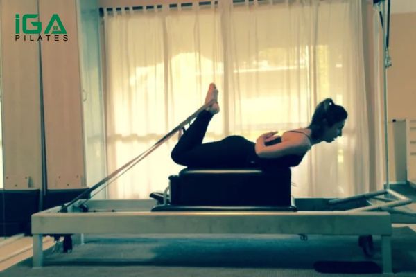 Biến thể nâng cao của bài tập Pilates Double Leg Kick