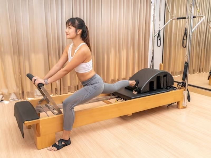 Pilates giúp bạn giảm cân bằng cách đốt cháy calo và xây dựng cơ bắp