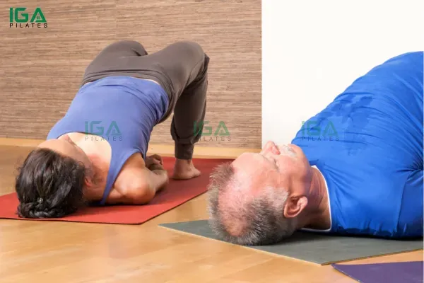 bai-tap-pelvic-tilt-khoi-dong-truoc-khi-tap-pilates.webp