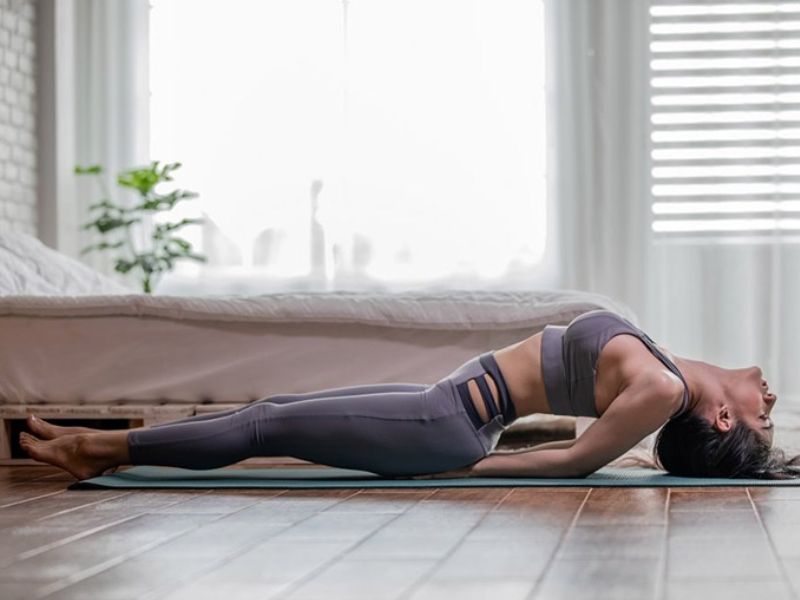 Tư thế yoga Reclined Bound Angle giúp người bệnh giảm căng thẳng, lo lắng