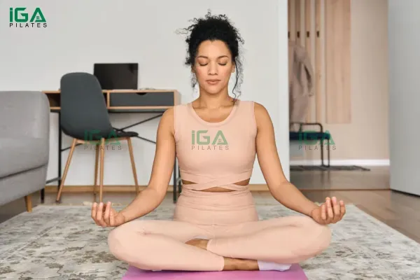 ban-nen-hit-tho-sau-khi-thuc-hien-khoi-dong-truoc-khi-thuc-hien-cac-bai-tap-pilates.webp