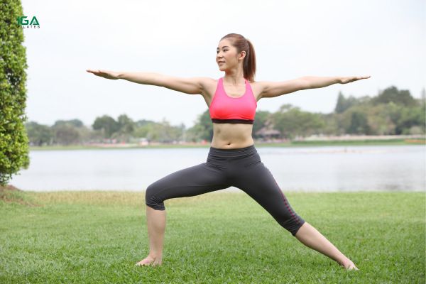 Virabhadrasana II (Tư thế chiến binh 2) động tác yoga cơ bản tại nhà