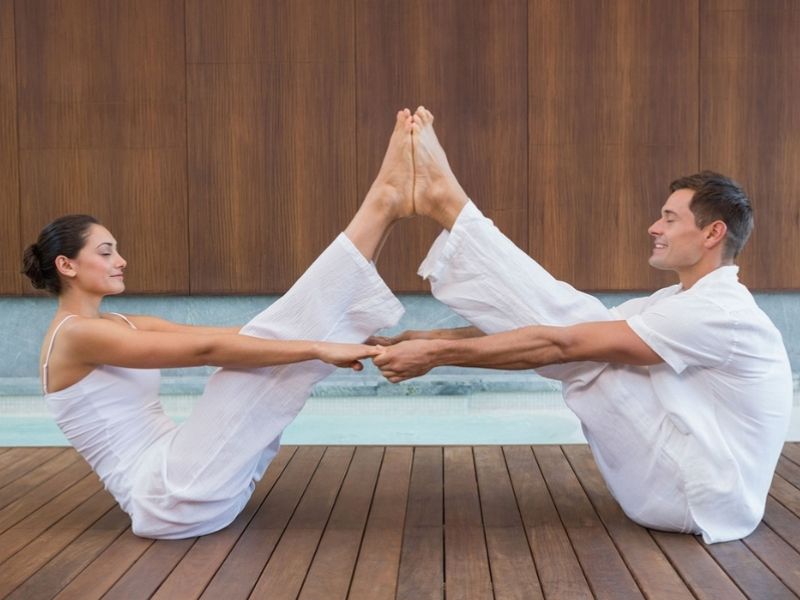 tư thế yoga nâng cao đòi hỏi sự dẻo dai và sức mạnh ở cặp đôi