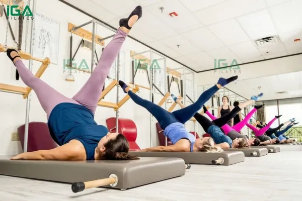 de-dat-hieu-qua-tot-nhat-khi-tap-pilates-ban-nen-phan-biet-pilates-reformer-va-pilates-tower.webp
