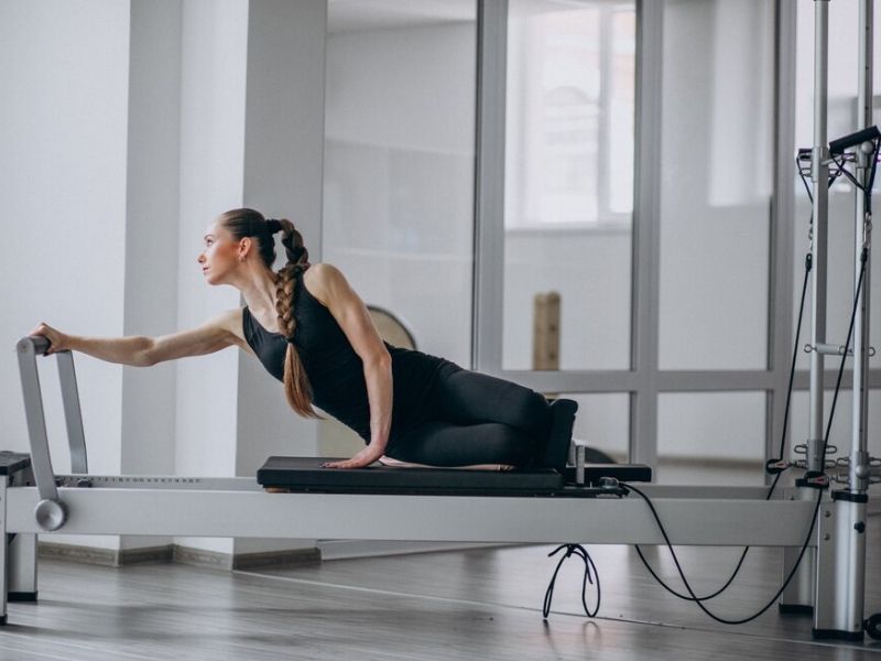 Giường tập Pilates là một thiết bị tập thể dục được sử dụng để thực hiện các bài tập