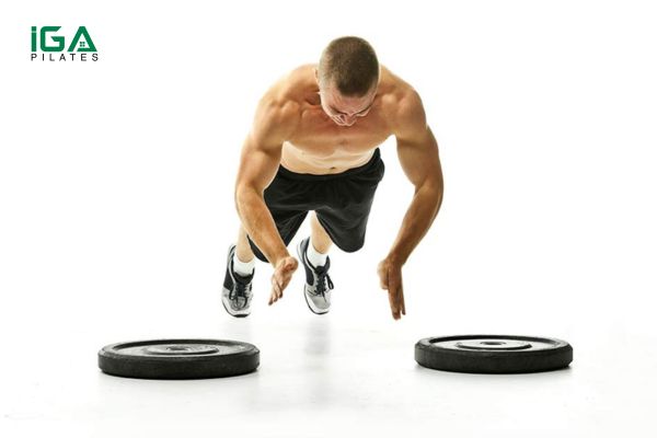 Plyo Push-ups kết hợp động tác chống đẩy với bật nhảy