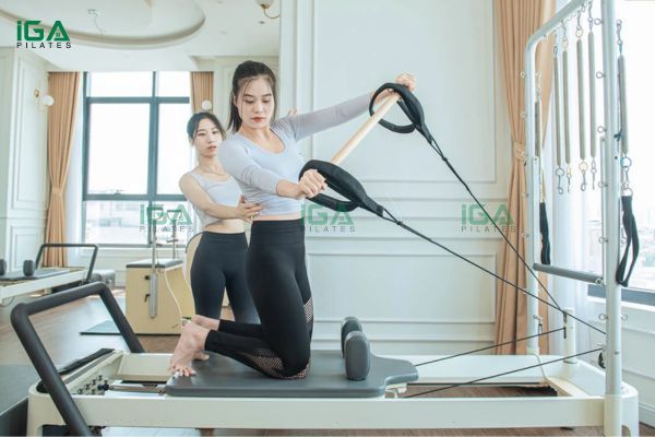 hoc-vien-duoc-thuc-hanh-bai-ban-voi-thiet-bi-pilates-chuyen-dung-trong-moi-truong-dat-chuan.jpg