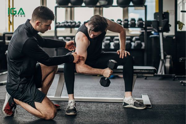 Huấn luyện viên Gym giúp khách hàng chinh phục mục tiêu thể hình nhanh chóng