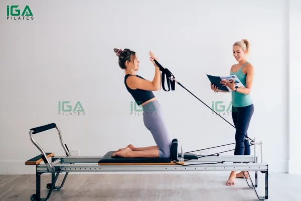 huan-luyen-vien-pilates-la-nguoi-chi-loi-cho-cac-bai-tap-cua-ban.webp