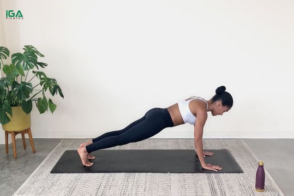 Bài tập Plank Pilates Barre trong khoá học 7 ngày yêu lấy chính mình