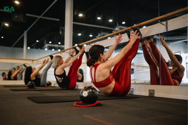 Bài tập Stretching Pilates Barre trong khoá học 7 ngày yêu lấy chính mình