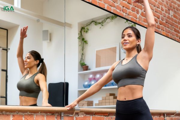 Bài tập Arabesque Pilates Barre trong khoá học 7 ngày yêu lấy chính mình