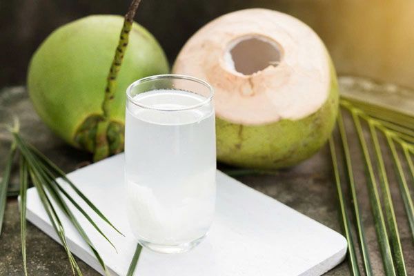 nuoc-dua-giup-giu-cho-co-the-khong-bi-mat-nuoc.jpg