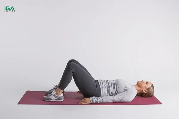 Bài tập Pilates Nghiêng khung chậu (Pelvic tilts)