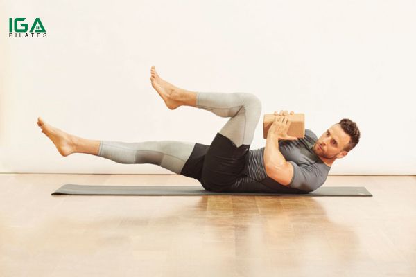 Bài tập Pilates Supine Twist cho nam