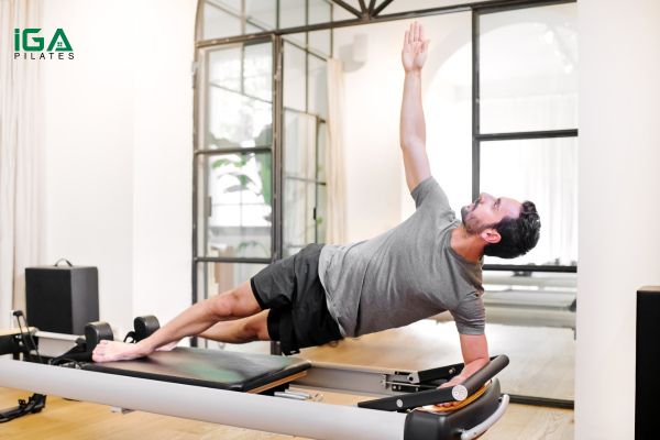 Pilates tập trung vào việc căn chỉnh toàn bộ cơ thể, giúp nam giới nhận thức rõ hơn về tư thế của mình