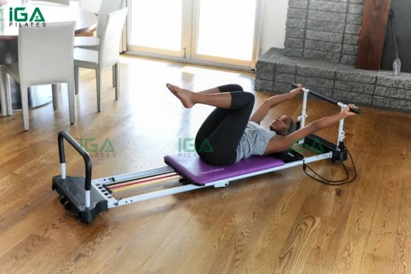 pilates-reformer-voi-he-thong-banh-xe-ket-hop-cung-day-keo-lo-xo-dan-hoi-va-thanh-day-chan.webp