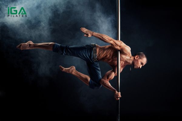 Pole dance giúp tăng cường sự linh hoạt của các khớp và cơ bắp