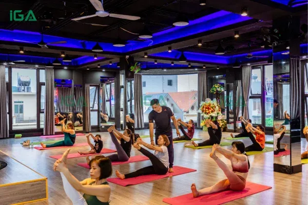 tap-gym-giup-ban-manh-me-tu-ben-ngoai-con-yoga-giup-ban-vung-vang-tu-ben-trong.webp