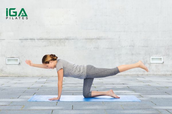 Biến thể tư thế cái bàn - Tư thế cái bàn cân bằng (Balancing Table Pose)