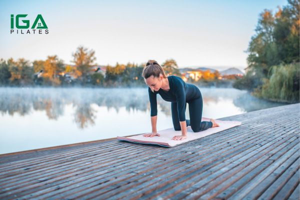 Biến thể tư thế cái bàn - Tư thế cái bàn nâng chân (Leg Lifted Table Pose)