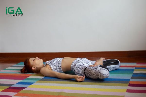 Tư thế cây cầu góc ràng buộc nằm ngửa (Supta Baddha Konasana kết hợp Setu Bandhasana)