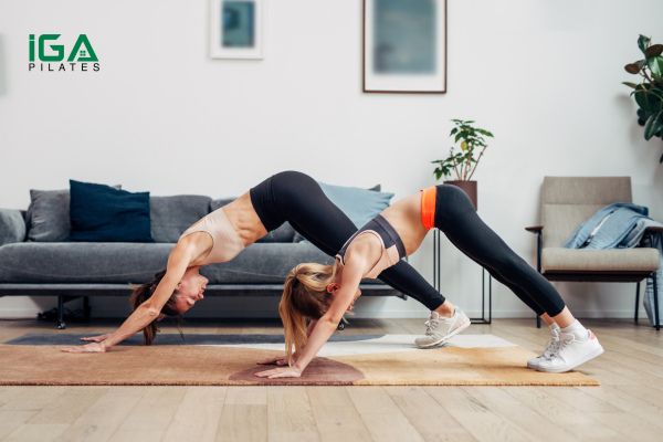 Tư thế Chó úp mặt trong Yoga thường được gọi là Adho Mukha Svanasana