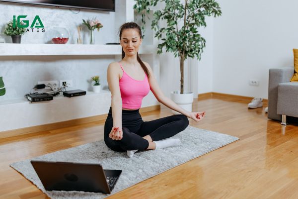 Tư thế chó úp mặt trong Yoga cải thiện tuần hoàn máu, giảm đau nhức