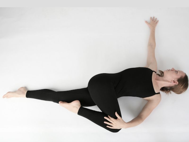 Supine Twist Yoga giúp kéo giãn cơ hông, đùi, lưng, vai và ngực và giảm stress