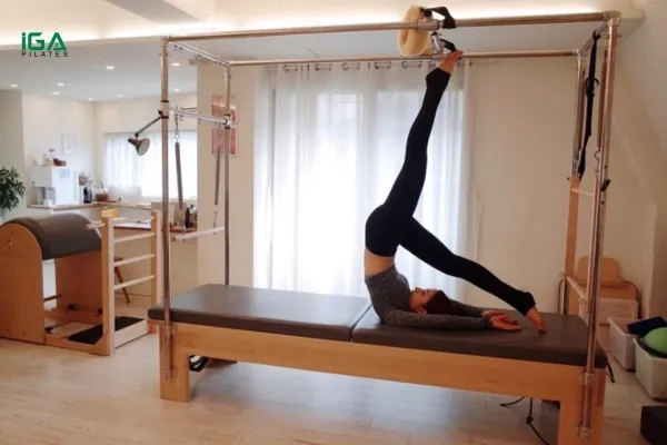 Pilates tập trung vào việc tăng cường sức mạnh cơ bắp cốt lõi, cải thiện tính linh hoạt và sự cân bằng của cơ thể