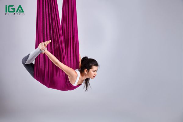 Aerial Yoga tư thế Supported Child's Pose (Tư thế em bé được hỗ trợ)