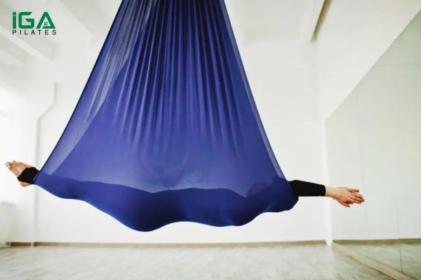 Aerial Yoga tư thế Hammock Savasana (Tư thế xác chết trên võng)