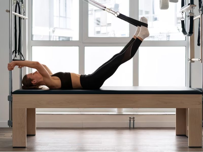 Bạn có thể kết hợp các tư thế yoga cùng máy tập IGA Pilates để nâng cao hiệu quả tập luyện