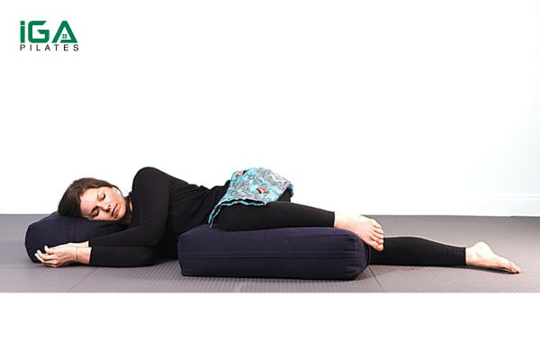 Tư thế nằm nghiêng ôm gối (Side-lying Savasana) trên giường