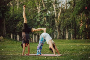 tư thế yoga đẹp cho cặp đôi