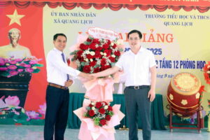 trao tặng 12 bộ bàn ghế