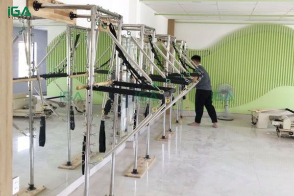 Máy tập tháp gắn tường Pilates với những linh phụ kiện đi kèm