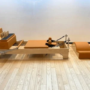 Pilates Reformer vân gỗ tần bì cách điệu 1
