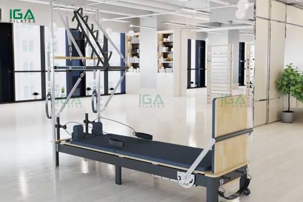 Máy tập Reformer Tower khung kim loại với hình ảnh thực