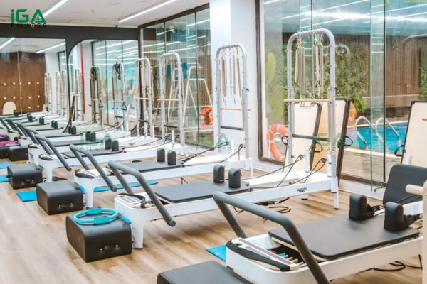 Bí quyết thiết kế phòng tập Pilates đẹp, chuẩn và tối ưu chi phí 4 Không gian mở giúp học viên Pilates thoải mái tập luyện