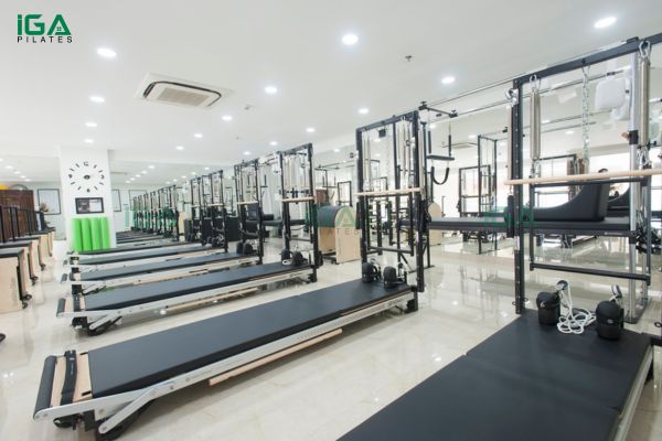 Bí quyết thiết kế phòng tập Pilates đẹp, chuẩn và tối ưu chi phí 12 Nội thất tối giản giúp phòng Pilates gọn gàng và sang trọng
