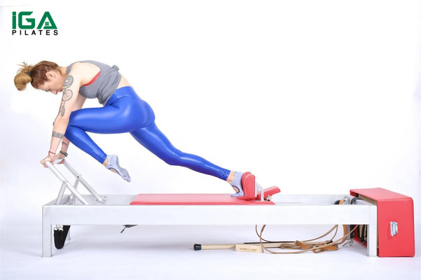 Bài tập này giúp nâng cao giúp tăng sức mạnh core và kiểm soát cơ thể