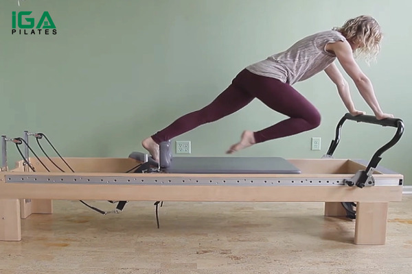 Bài tập Pilates Single Leg Knees Off giúp core khỏe, hông linh hoạt