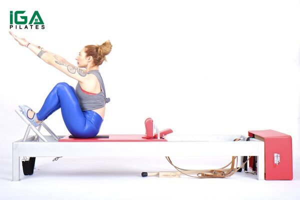 Biến thể Reach Up kết hợp xoay và duỗi lưng, mở rộng lồng ngực