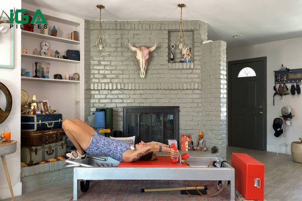 Bật mí bài tập Pilates Semi Circle trên Reformer đến với bạn đọc 8 Đẩy hông ra trước tạo vòng cung (semi circle), giữ nhịp thở